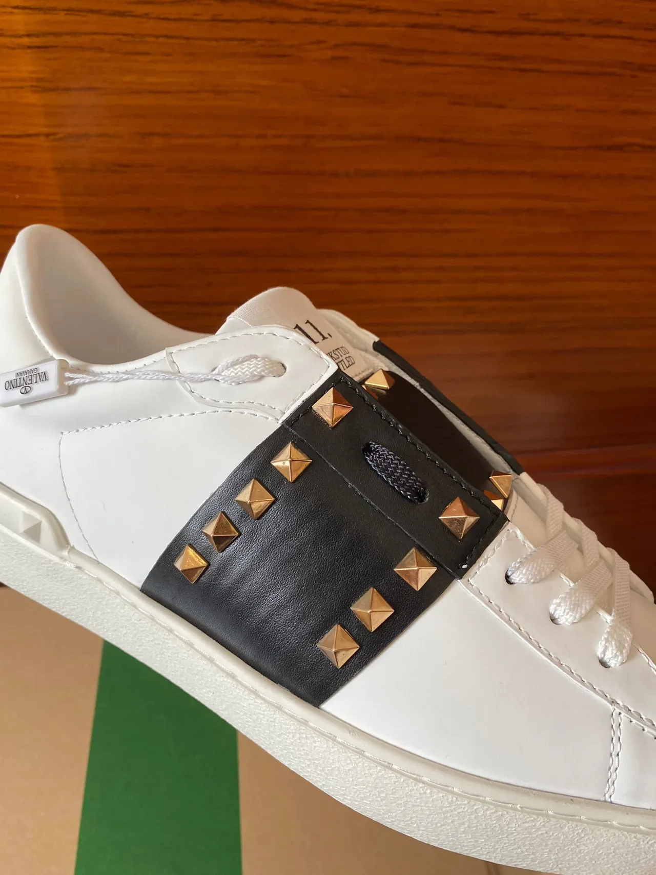 Valentino Rockstud Sneakers Lifestyle en Cuir Blanc avec Sangle Studded Noire 5