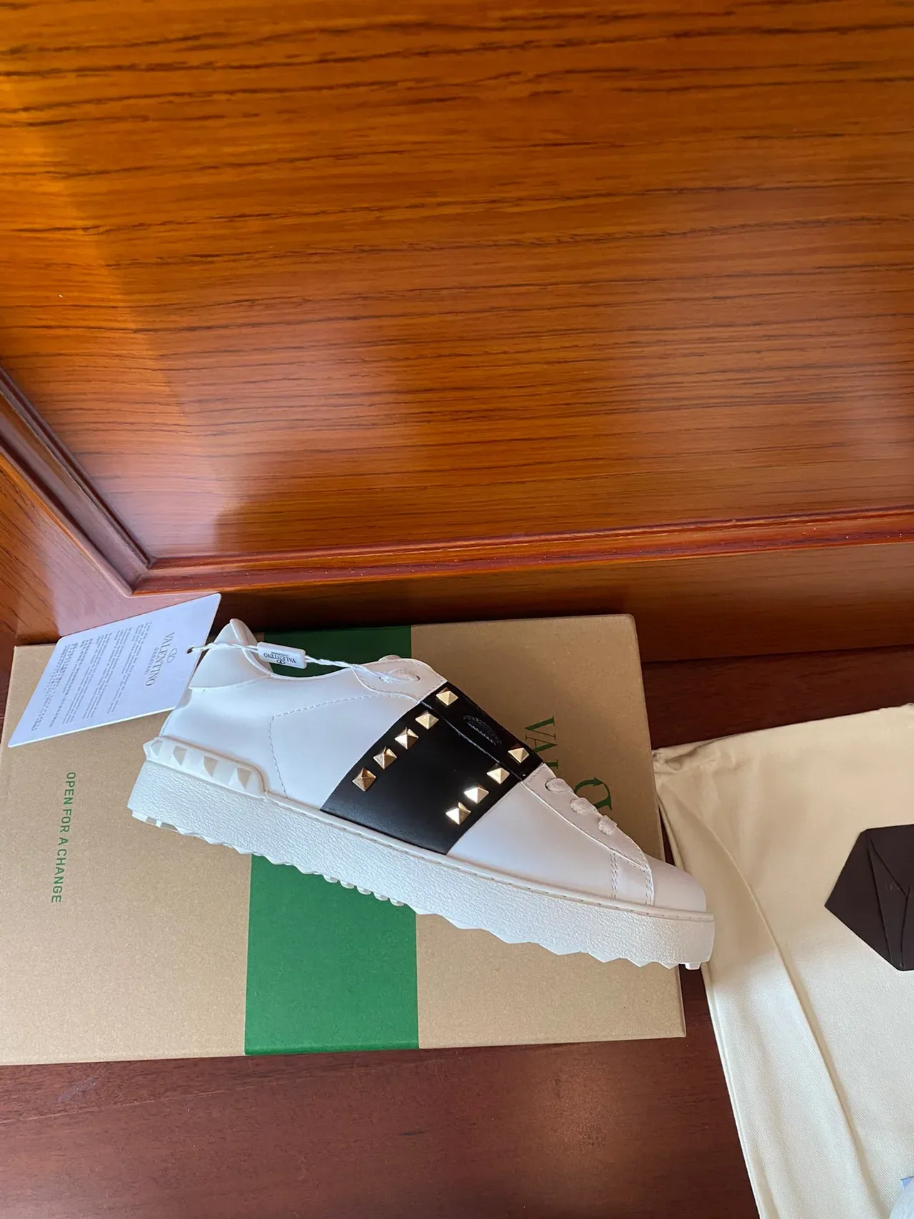 Valentino Rockstud Sneakers Lifestyle en Cuir Blanc avec Sangle Studded Noire 6