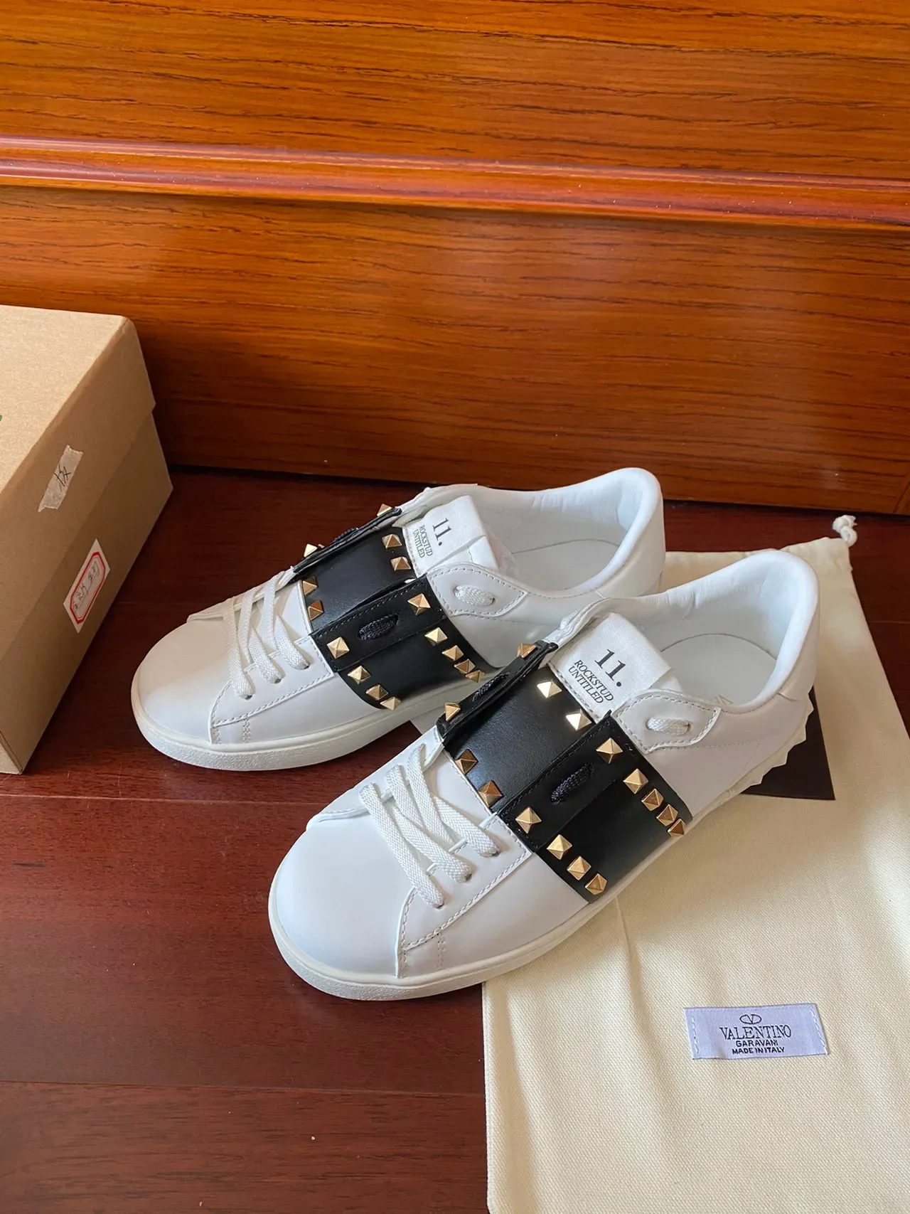 Valentino Rockstud Sneakers Lifestyle en Cuir Blanc avec Sangle Studded Noire 7