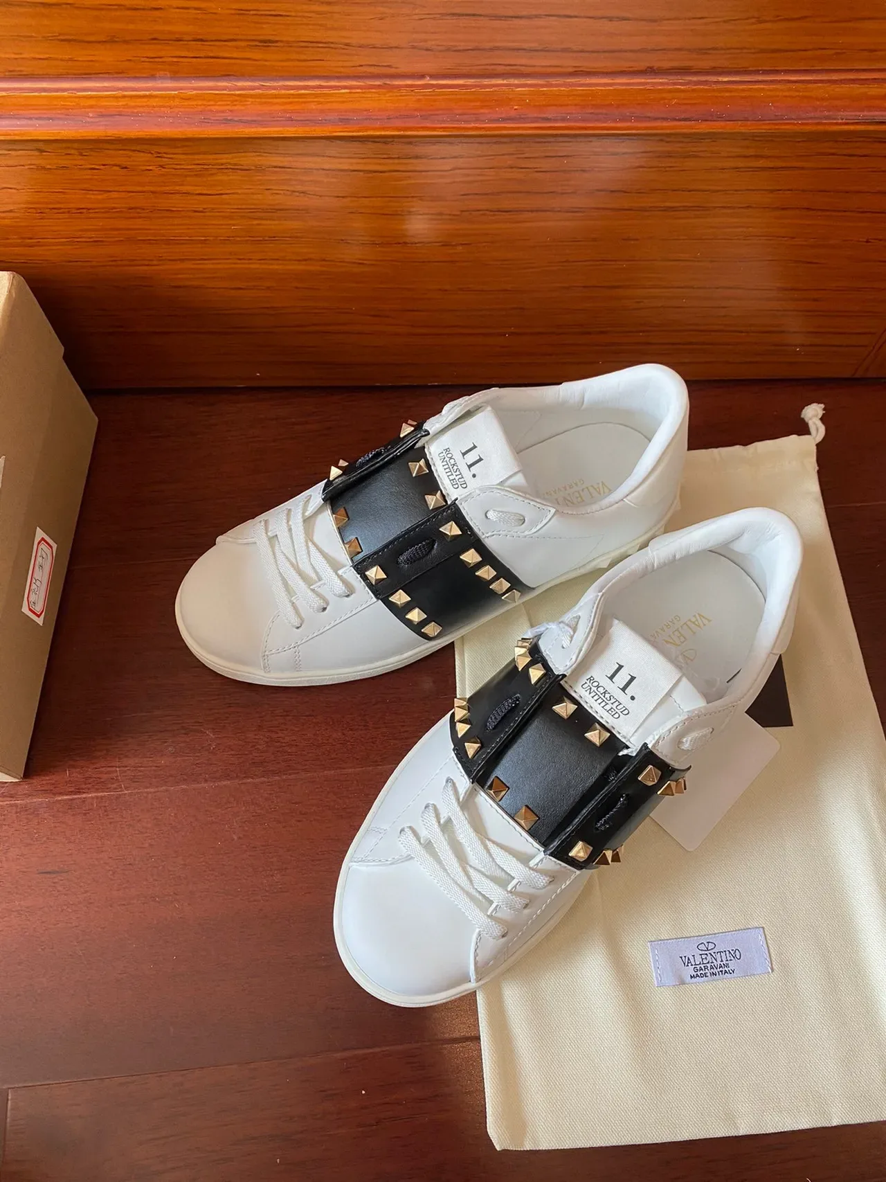 Valentino Rockstud Sneakers Lifestyle en Cuir Blanc avec Sangle Studded Noire 8