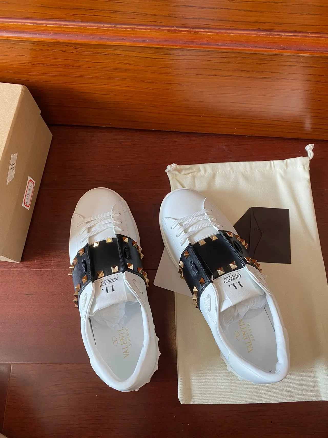 Valentino Rockstud Sneakers Lifestyle en Cuir Blanc avec Sangle Studded Noire 9