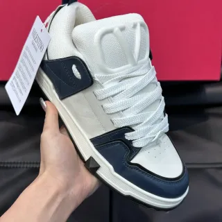 Valentino VLTN Runner أبيض ونافي سنيكرز أسلوب حياة