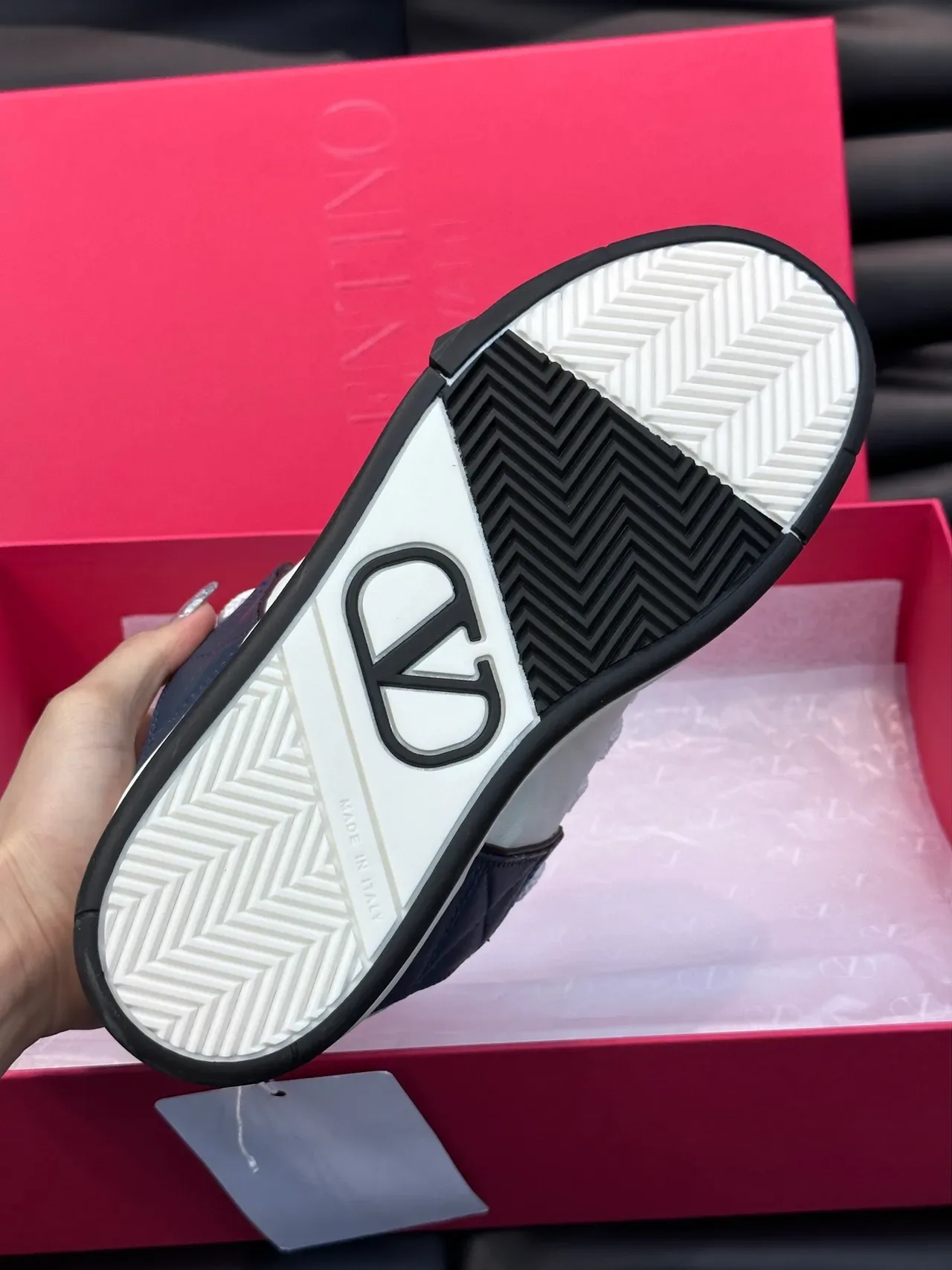 Valentino VLTN Runner أبيض ونافي سنيكرز أسلوب حياة 2