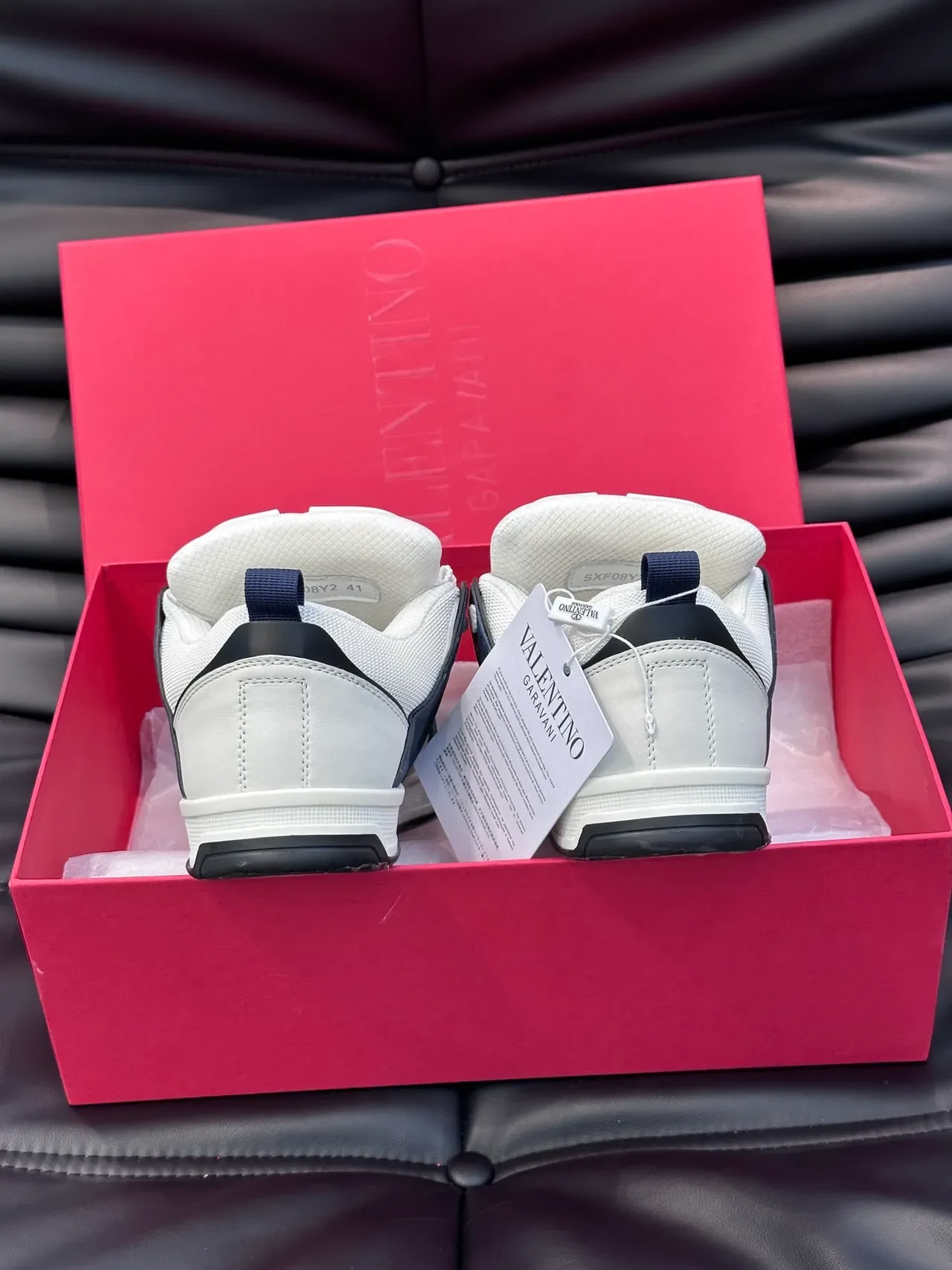 Valentino VLTN Runner أبيض ونافي سنيكرز أسلوب حياة 3
