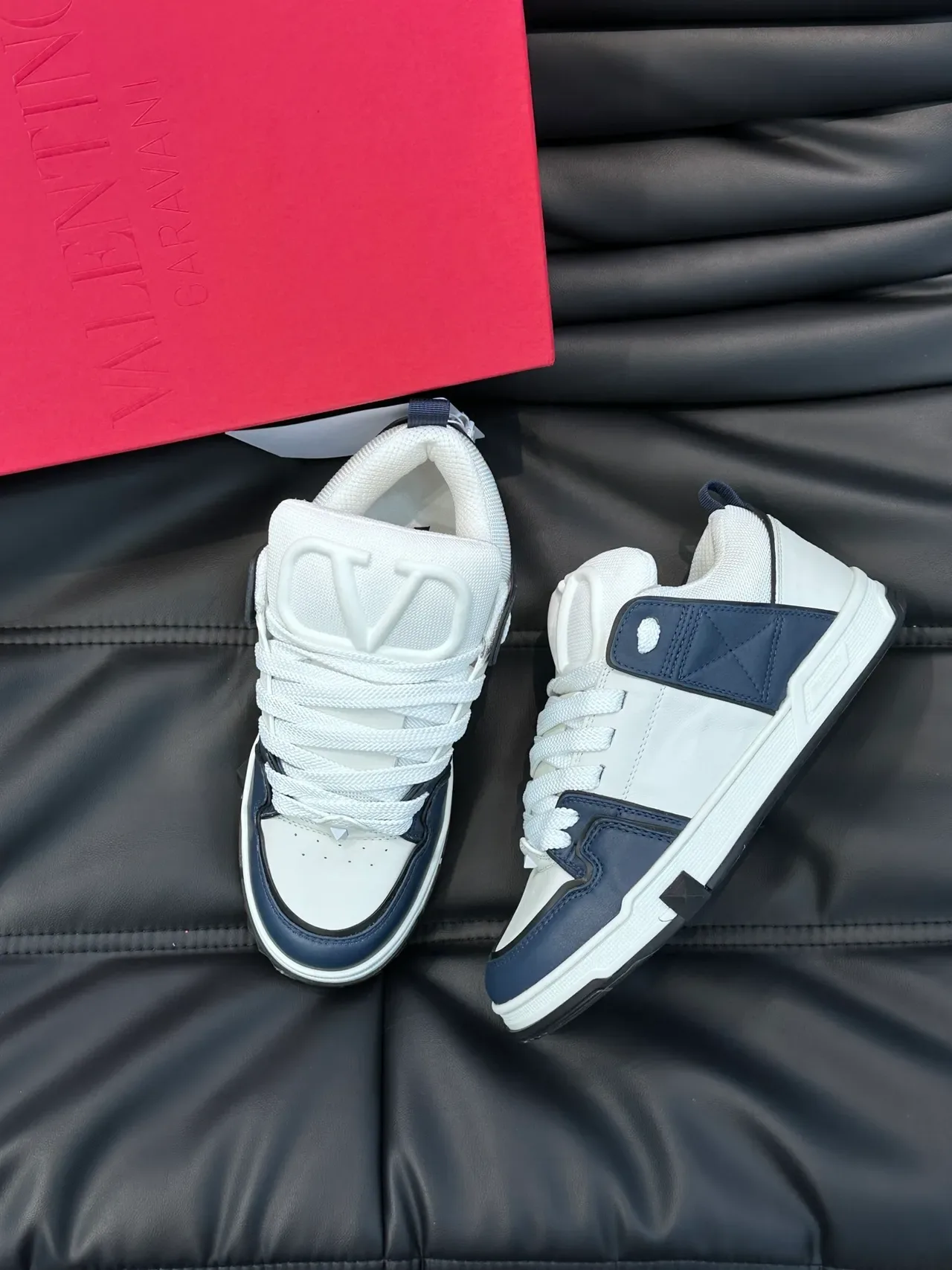 Valentino VLTN Runner أبيض ونافي سنيكرز أسلوب حياة 4