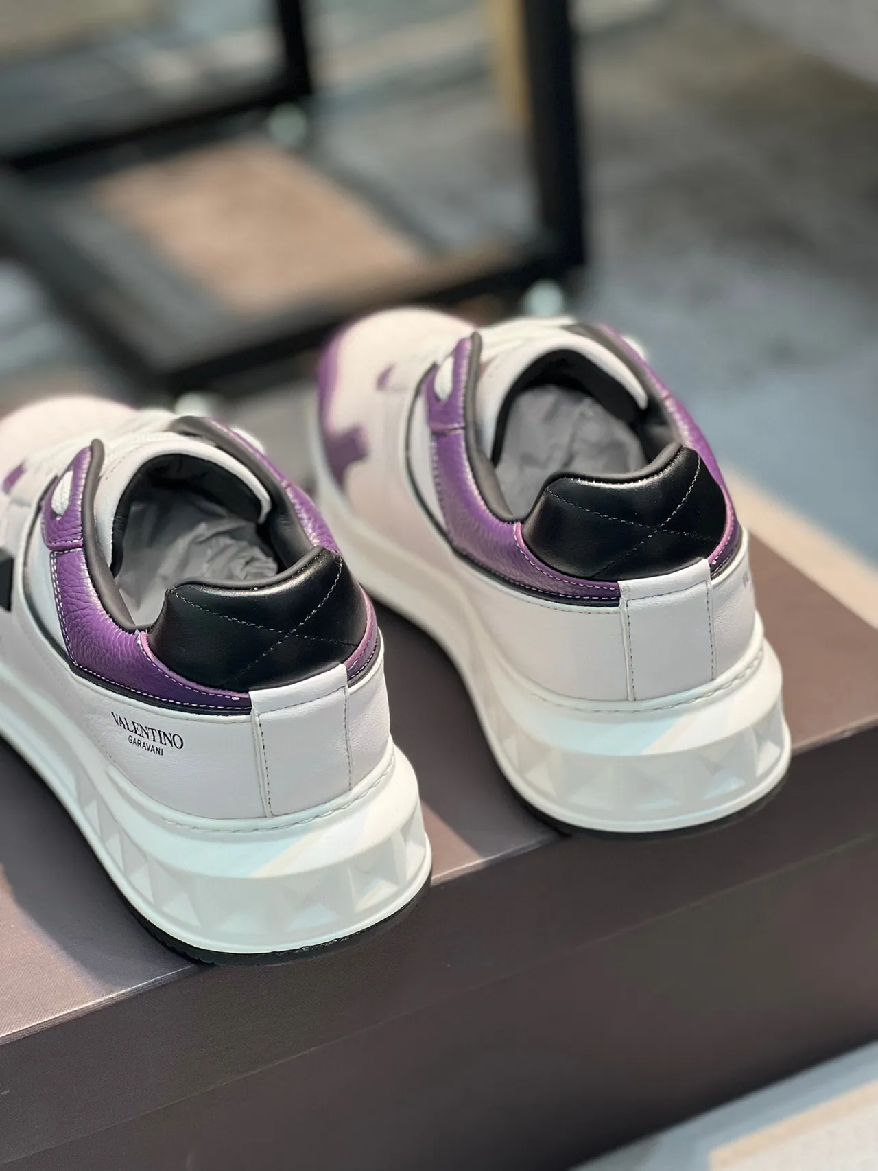 Valentino Blanc Violet Cuir à panneaux Bout perforé Sneakers lifestyle 3