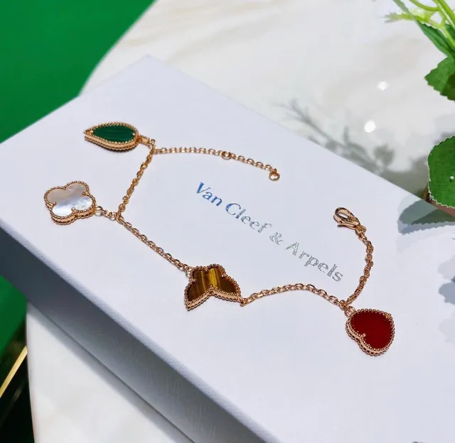 Van Cleef & Arpels Alhambra Magique Bracelet en Or à Quatre Charms 2