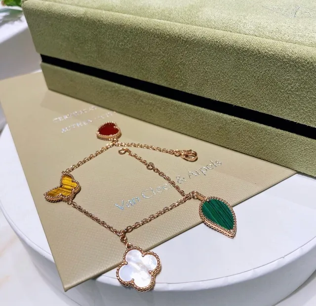 Van Cleef & Arpels Alhambra Magique Bracelet en Or à Quatre Charms 3