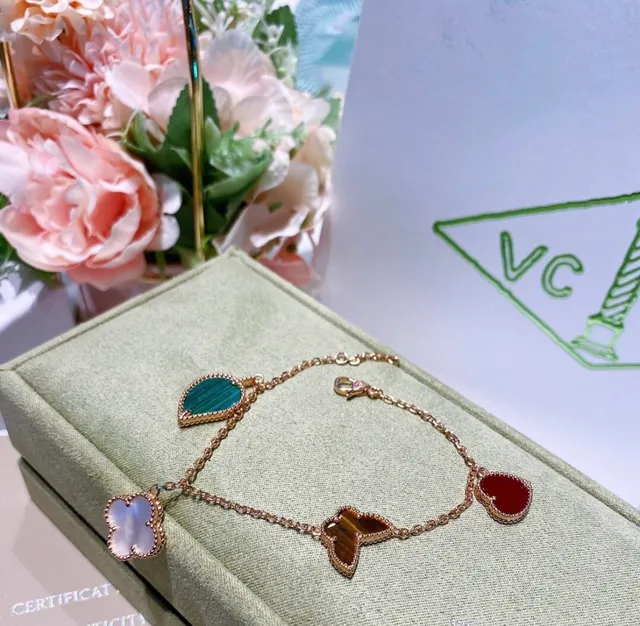 Van Cleef & Arpels Alhambra Magique Bracelet en Or à Quatre Charms 5