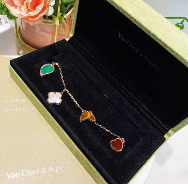 Van Cleef & Arpels Alhambra Magique Bracelet en Or à Quatre Charms 6