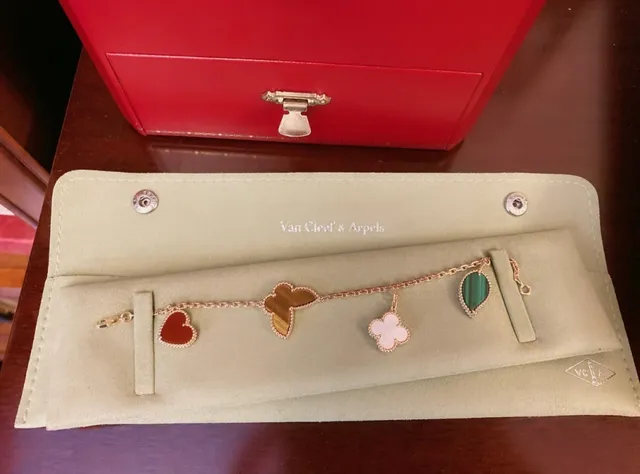 Van Cleef & Arpels Alhambra Magique Bracelet en Or à Quatre Charms 7