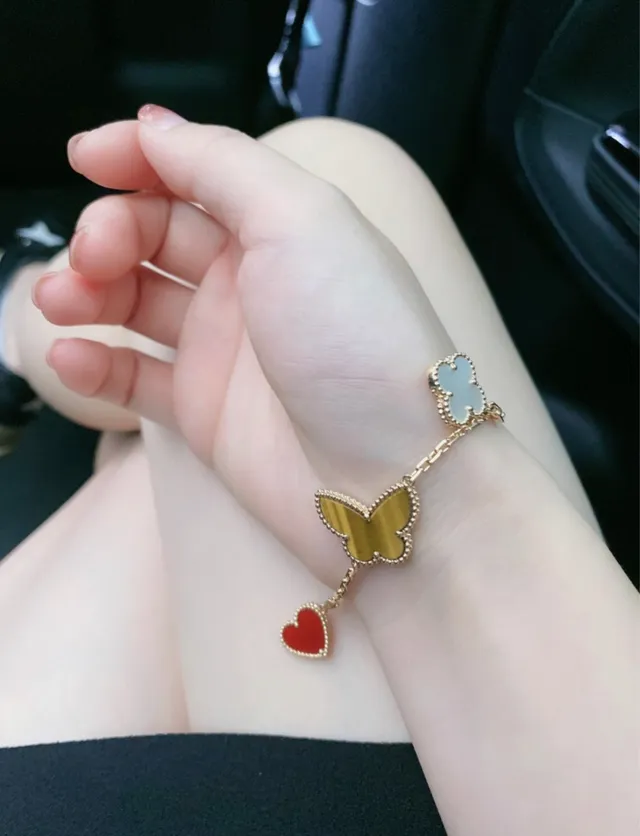 Van Cleef & Arpels Alhambra Magique Bracelet en Or à Quatre Charms 8