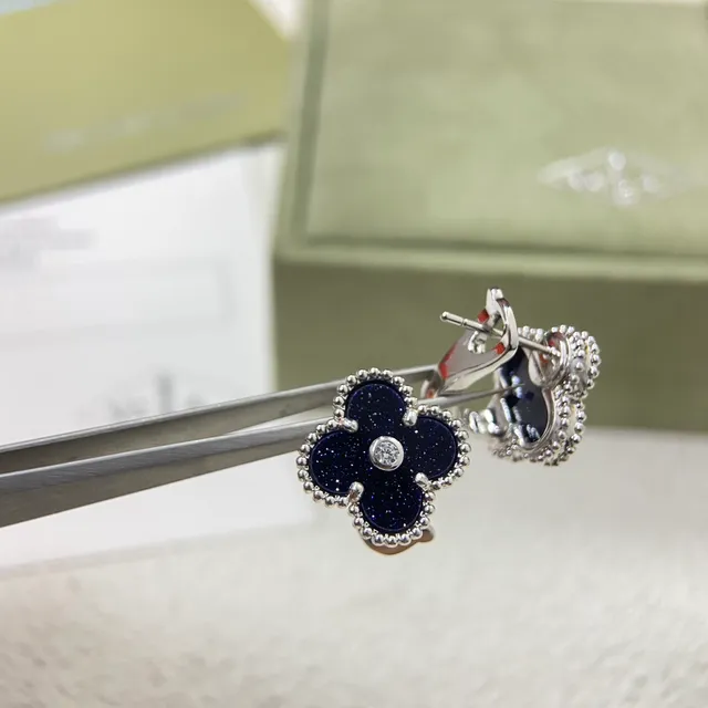 Van Cleef & Arpels Alhambra أقراط إناميل أزرق وألماس 2