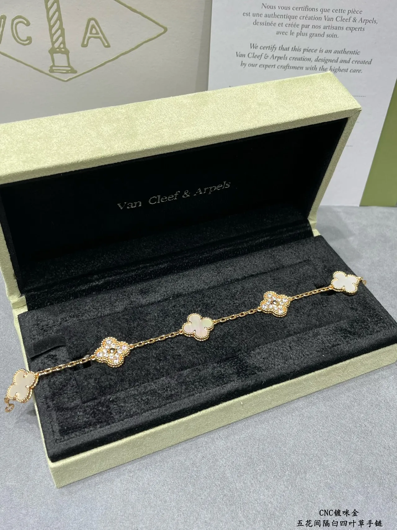 Van Cleef & Arpels Alhambra Five Motif Madre-perola Branca e Ouro Pulseira 2