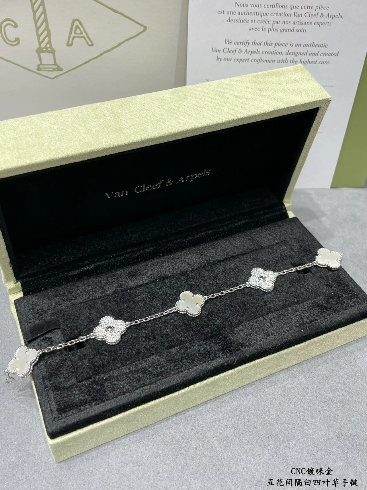 Van Cleef & Arpels Alhambra Five Motif Madre-perola Branca e Ouro Pulseira 3