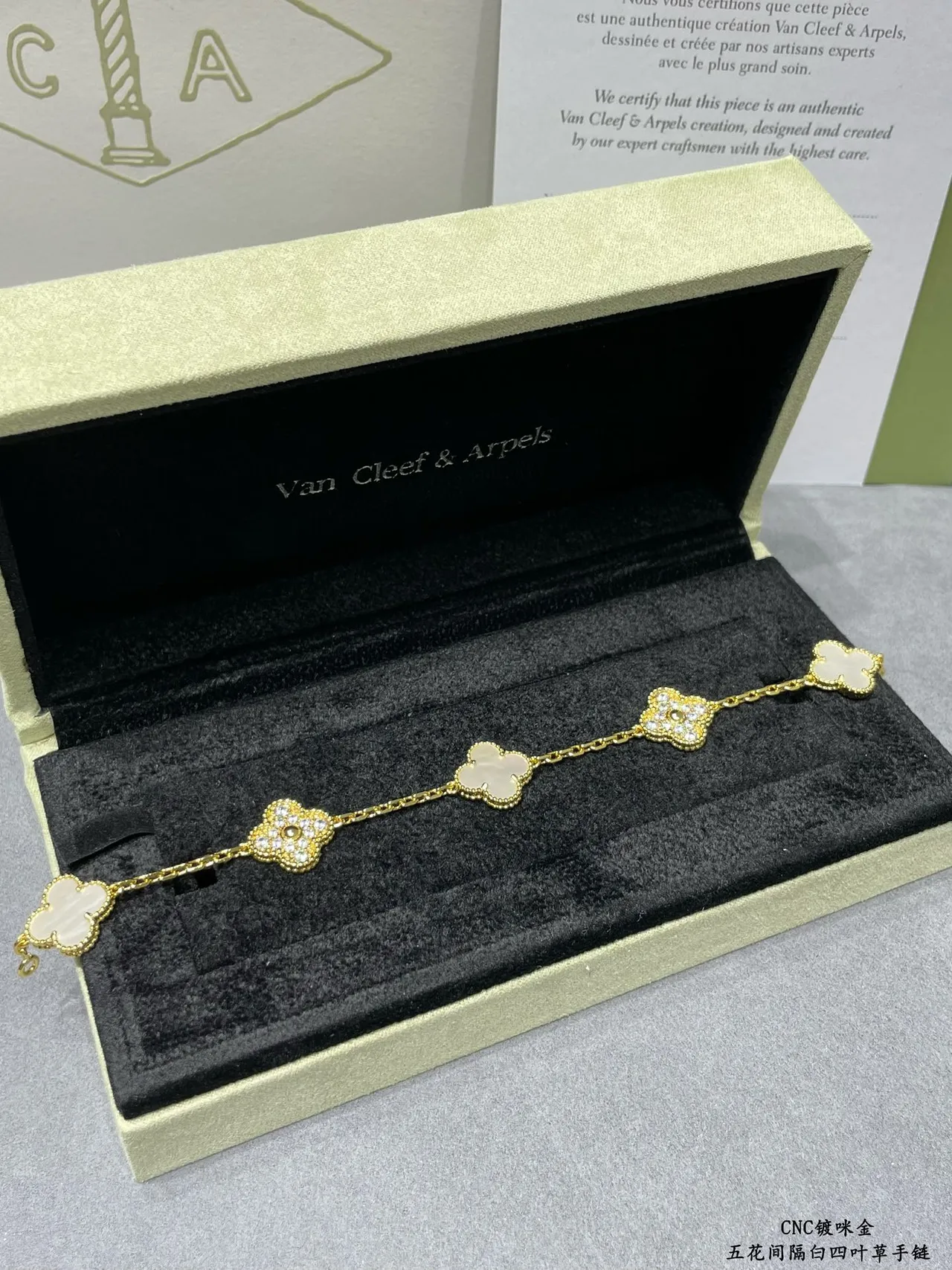 Van Cleef & Arpels Alhambra Five Motif Madre-perola Branca e Ouro Pulseira 4