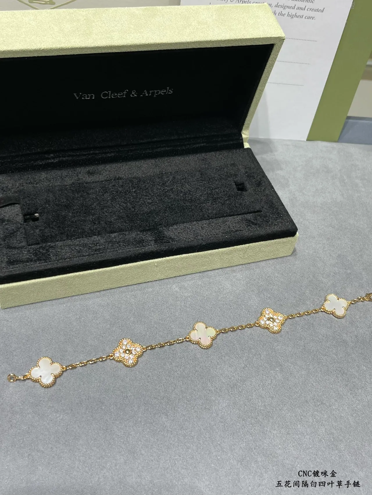 Van Cleef & Arpels Alhambra Five Motif Madre-perola Branca e Ouro Pulseira 6