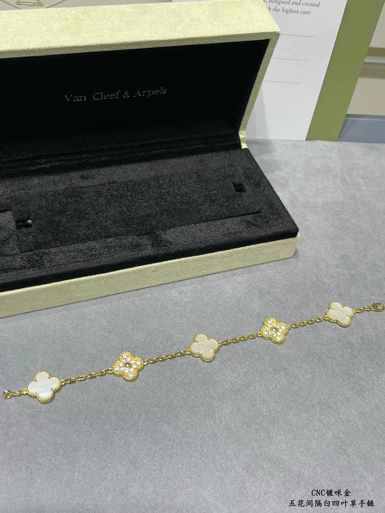 Van Cleef & Arpels Alhambra Five Motif Madre-perola Branca e Ouro Pulseira 7