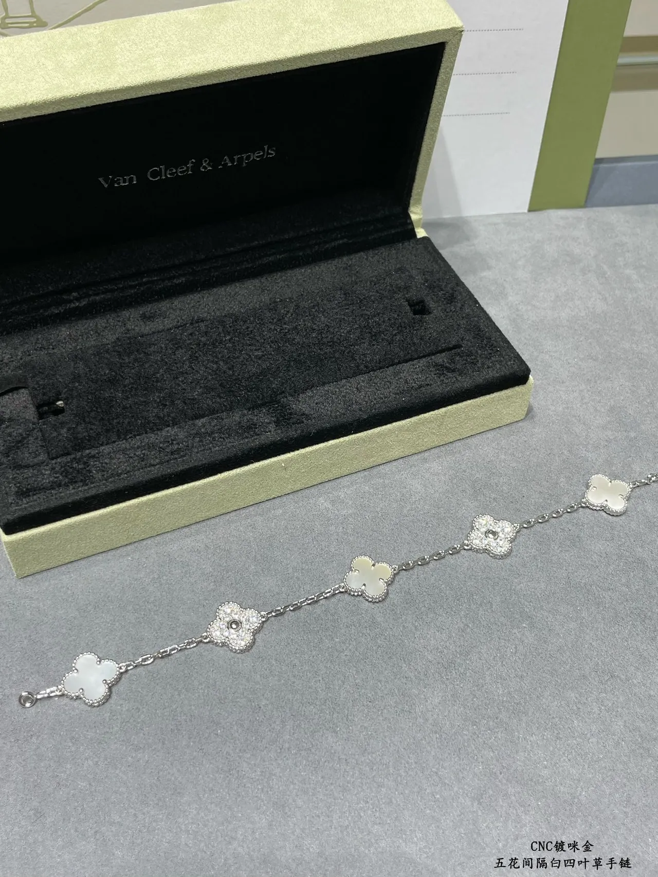 Van Cleef & Arpels Alhambra Five Motif Madre-perola Branca e Ouro Pulseira 8