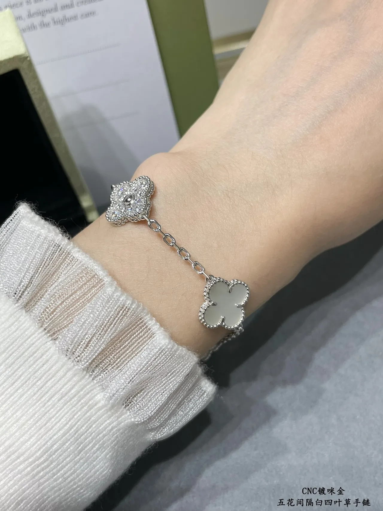 Van Cleef & Arpels Alhambra Five Motif Madre-perola Branca e Ouro Pulseira 9