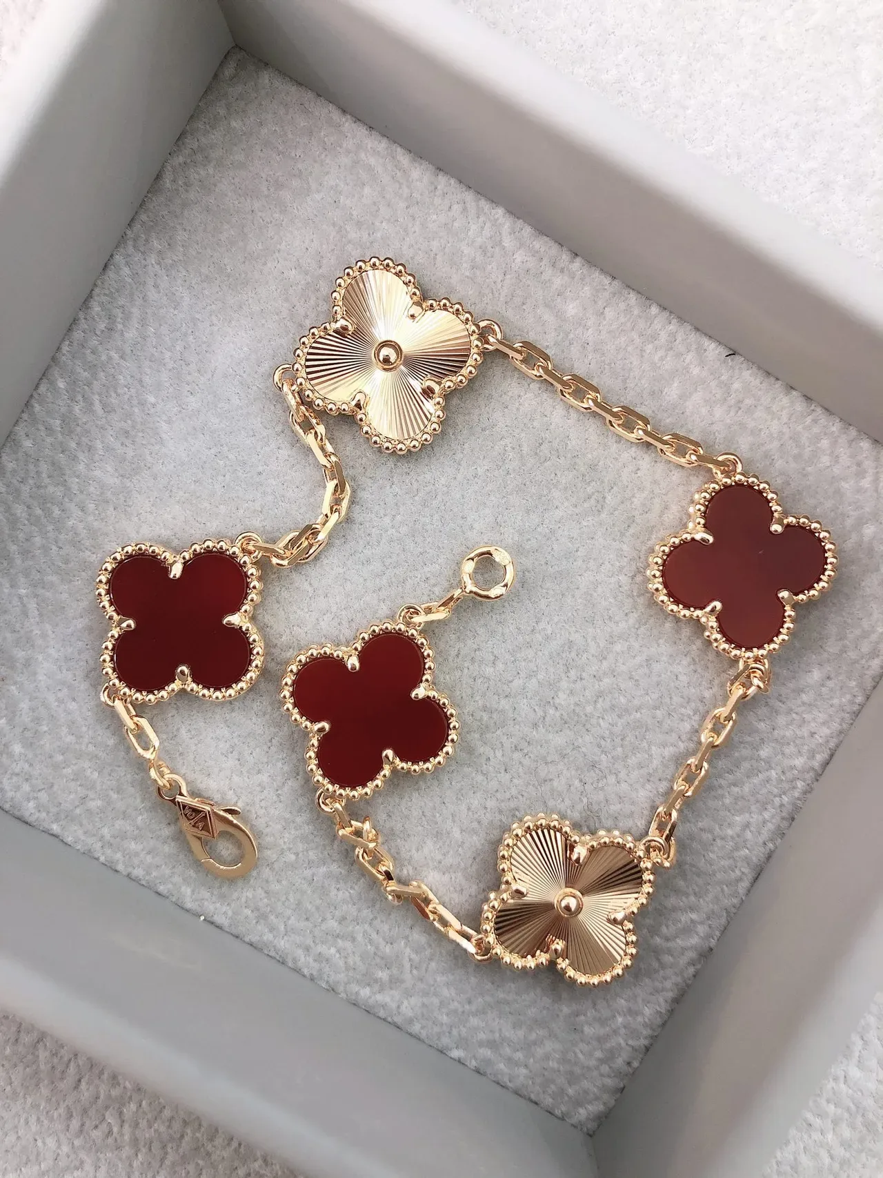 Van Cleef & Arpels Alhambra Cinco Motivos Esmalte Rojo y Oro Pulsera 2
