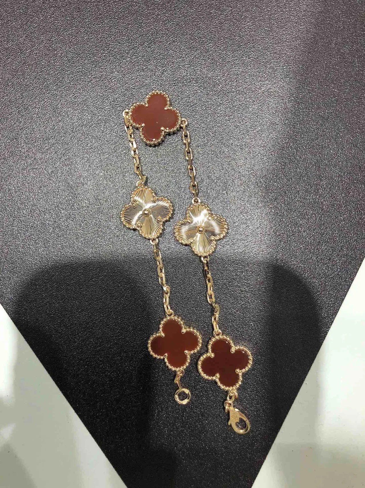 Van Cleef & Arpels Alhambra Cinco Motivos Esmalte Rojo y Oro Pulsera 3