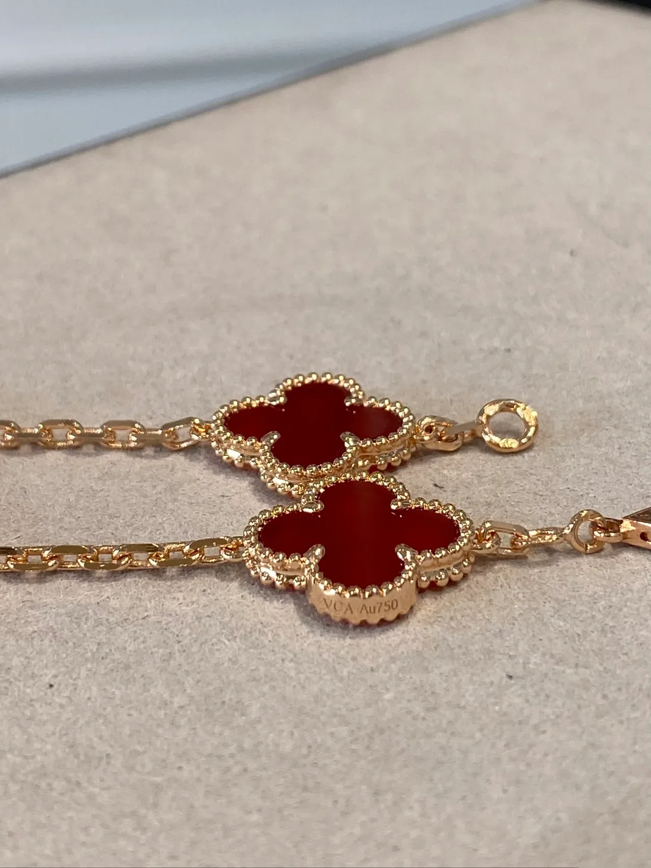 Van Cleef & Arpels Alhambra Cinco Motivos Esmalte Rojo y Oro Pulsera 4