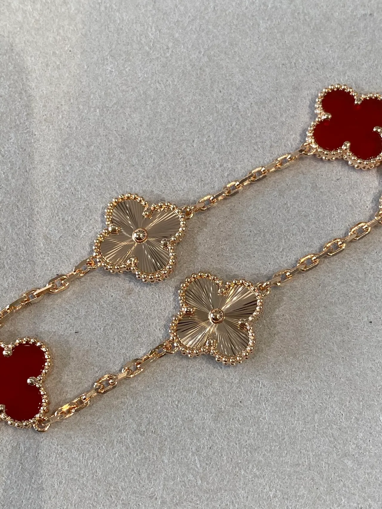 Van Cleef & Arpels Alhambra Cinco Motivos Esmalte Rojo y Oro Pulsera 5