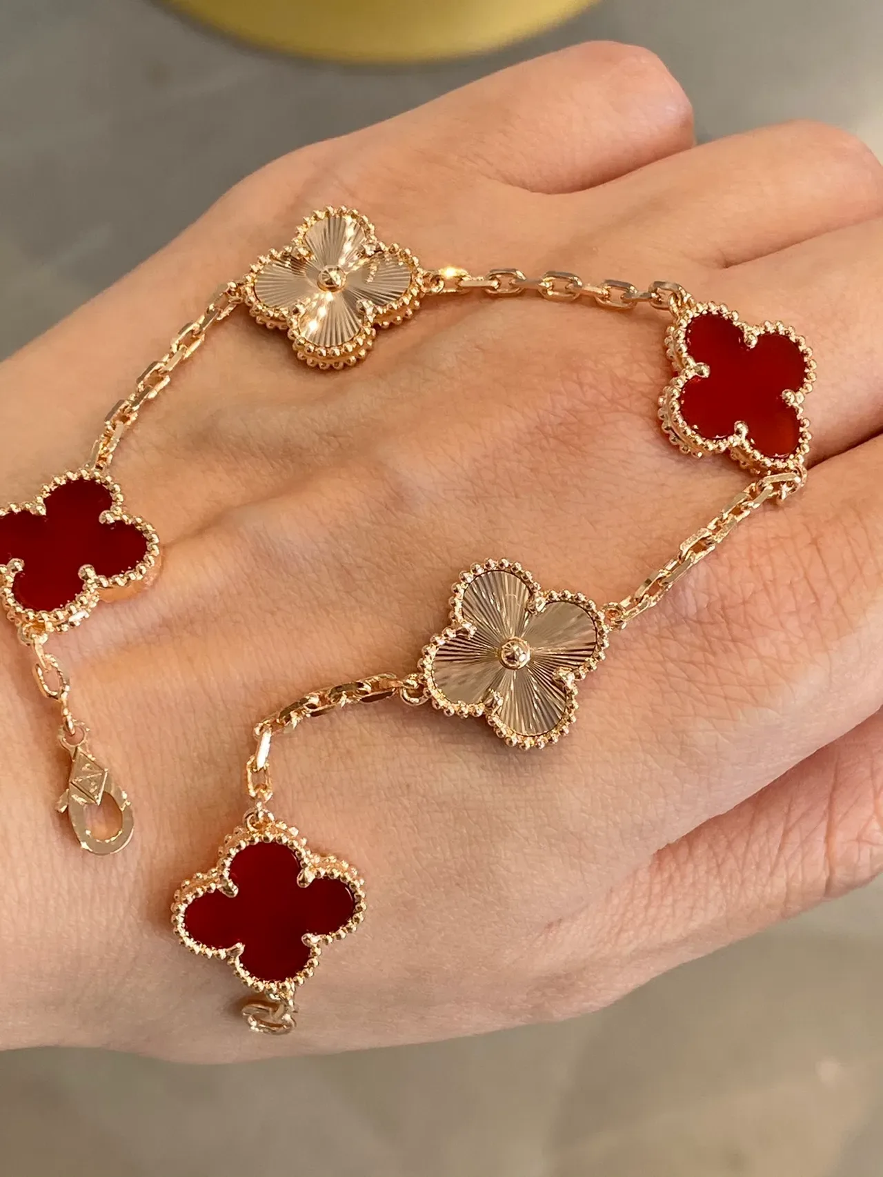 Van Cleef & Arpels Alhambra Cinco Motivos Esmalte Rojo y Oro Pulsera 7
