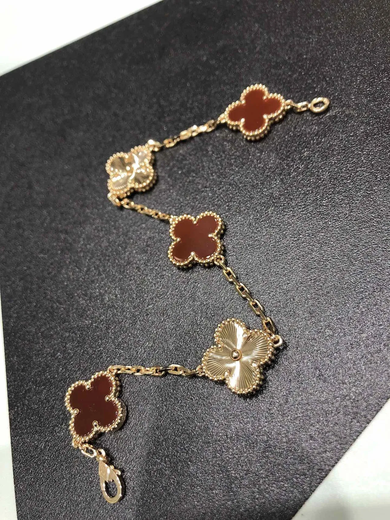 Van Cleef & Arpels Alhambra Cinco Motivos Esmalte Rojo y Oro Pulsera 9