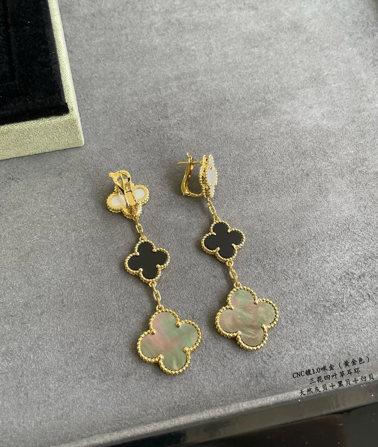 Van Cleef & Arpels Alhambra Boucles d'oreilles Or Noir Triple Quatre-feuilles Mère-de-perle et Onyx avec incrustation 2