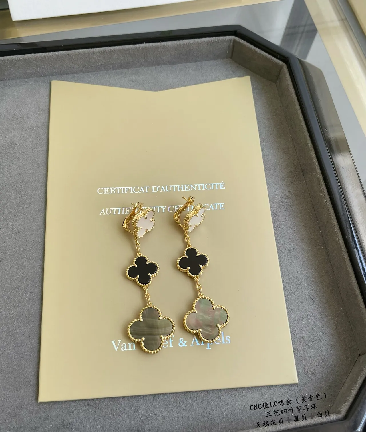 Van Cleef & Arpels Alhambra Boucles d'oreilles Or Noir Triple Quatre-feuilles Mère-de-perle et Onyx avec incrustation 3