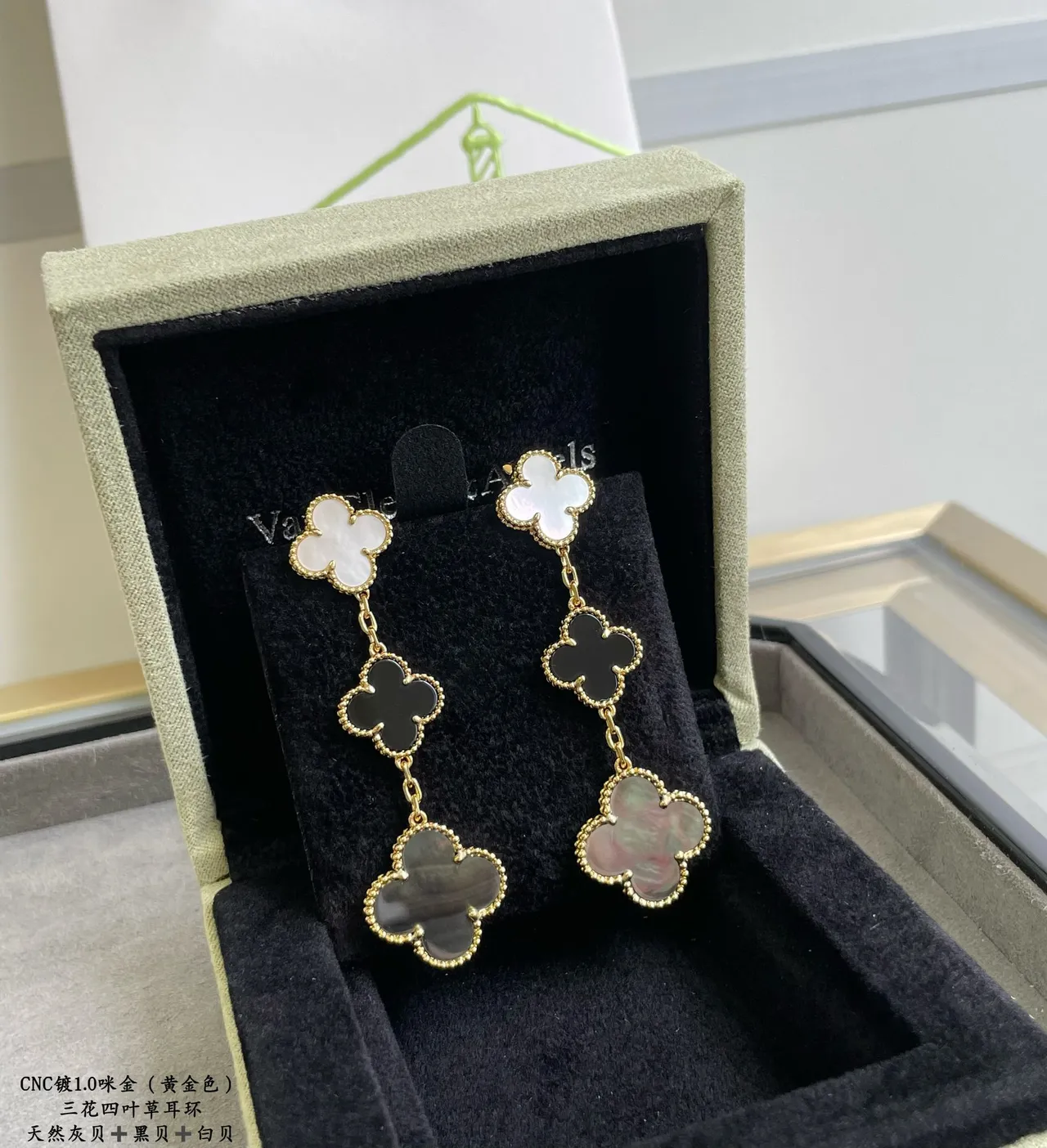 Van Cleef & Arpels Alhambra Boucles d'oreilles Or Noir Triple Quatre-feuilles Mère-de-perle et Onyx avec incrustation 5