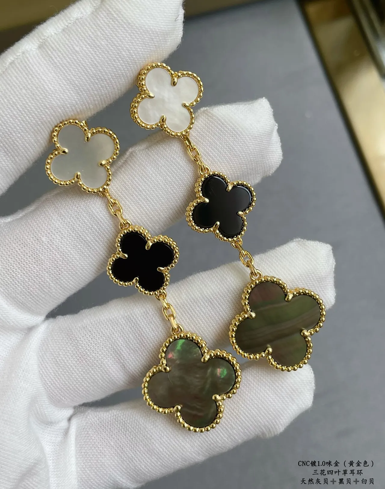 Van Cleef & Arpels Alhambra Boucles d'oreilles Or Noir Triple Quatre-feuilles Mère-de-perle et Onyx avec incrustation 6