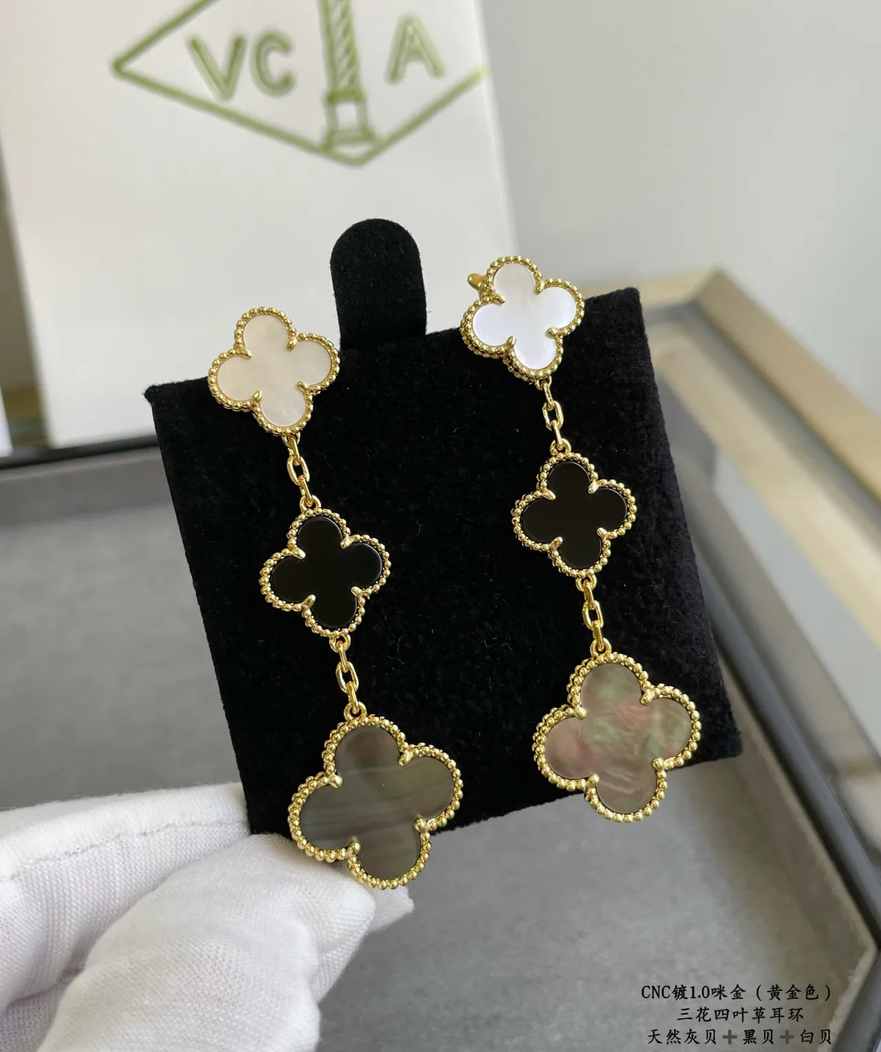Van Cleef & Arpels Alhambra Boucles d'oreilles Or Noir Triple Quatre-feuilles Mère-de-perle et Onyx avec incrustation 7