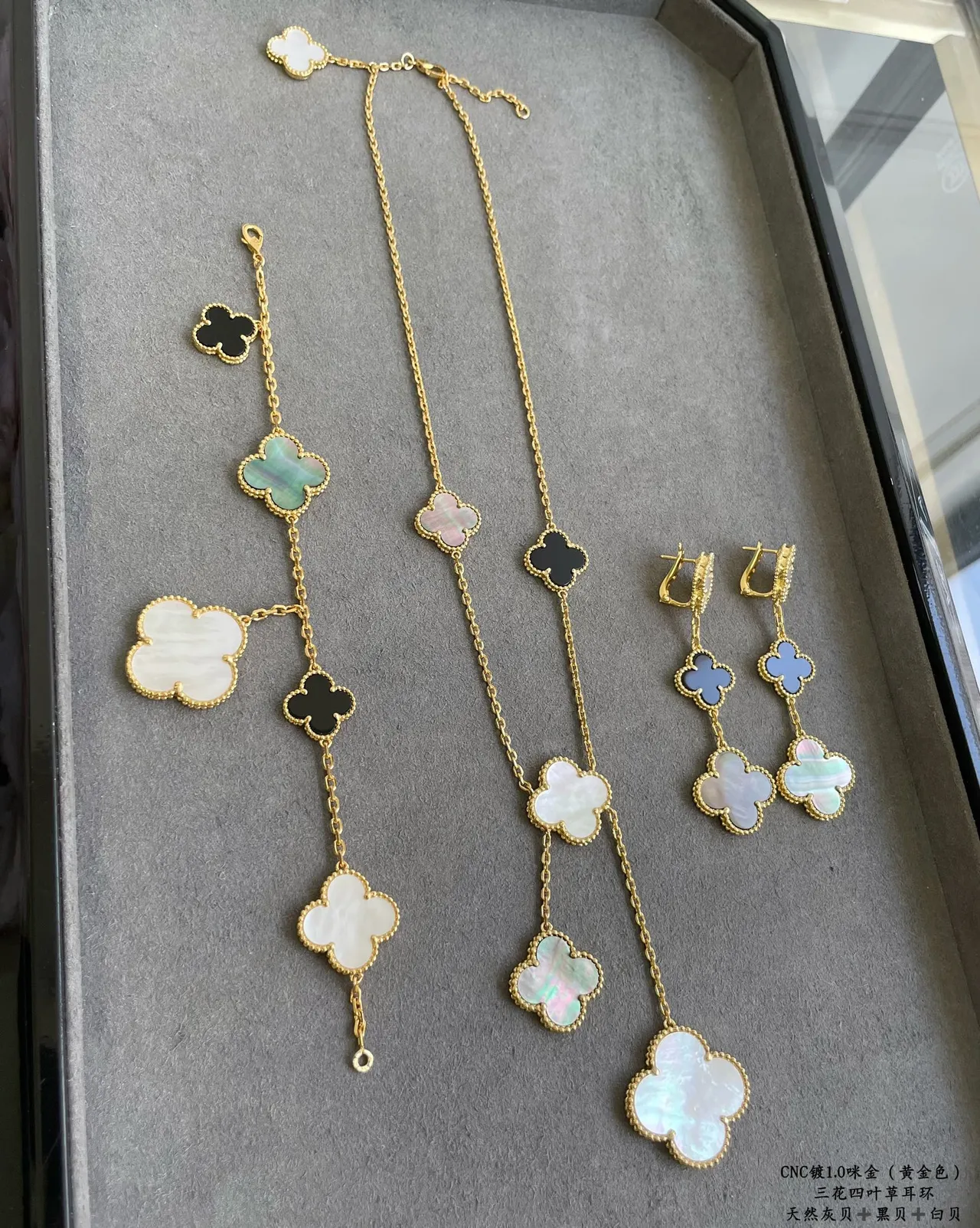 Van Cleef & Arpels Alhambra Boucles d'oreilles Or Noir Triple Quatre-feuilles Mère-de-perle et Onyx avec incrustation 8