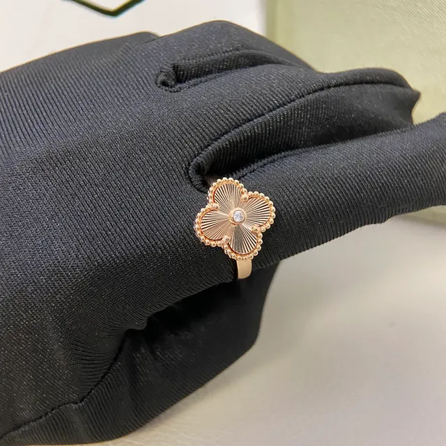 Van Cleef & Arpels Alhambra Ouro Prata Trébol de Quatro Folhas Motivo Entalhado Radial Pétalas Anel 3