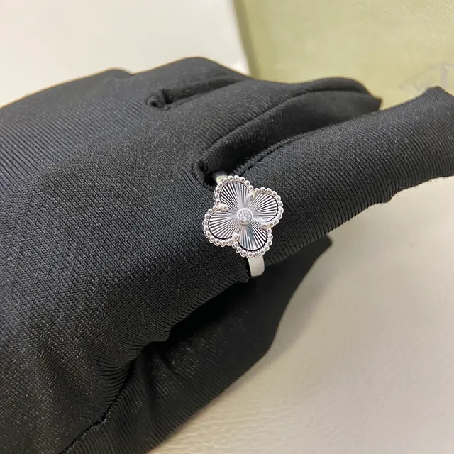 Van Cleef & Arpels Alhambra Ouro Prata Trébol de Quatro Folhas Motivo Entalhado Radial Pétalas Anel 5