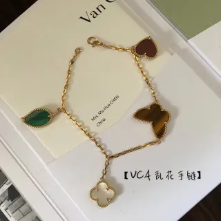 Van Cleef & Arpels Alhambra سوار متعدد التعويذات بلون ذهبي مع أحجار كريمة