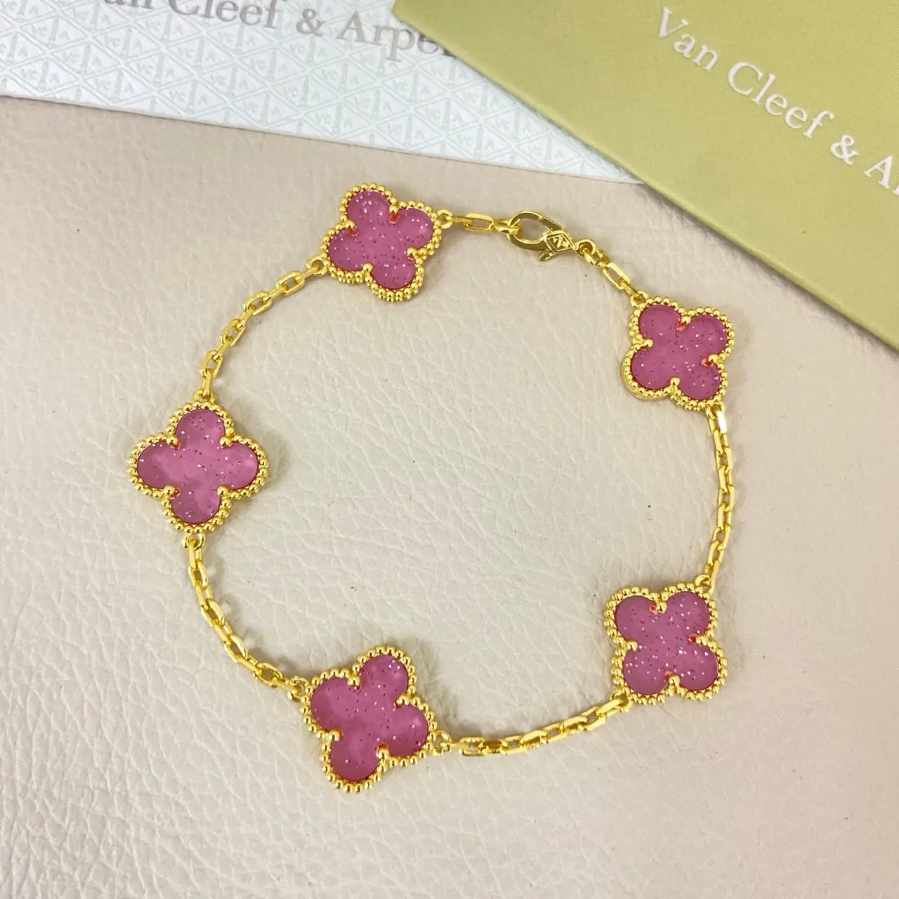 Van Cleef & Arpels Alhambra سوار مينا وردي لامع ذهبي 2