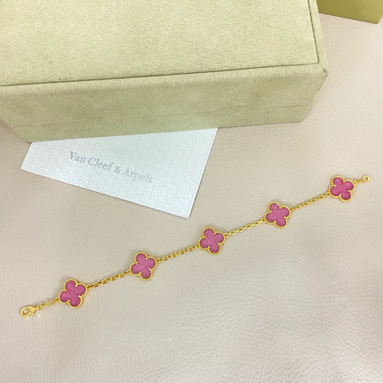 Van Cleef & Arpels Alhambra سوار مينا وردي لامع ذهبي 4