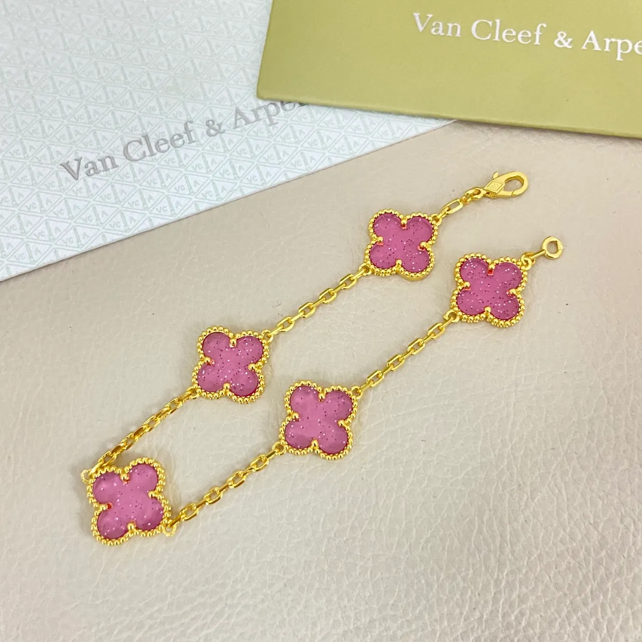 Van Cleef & Arpels Alhambra سوار مينا وردي لامع ذهبي 5