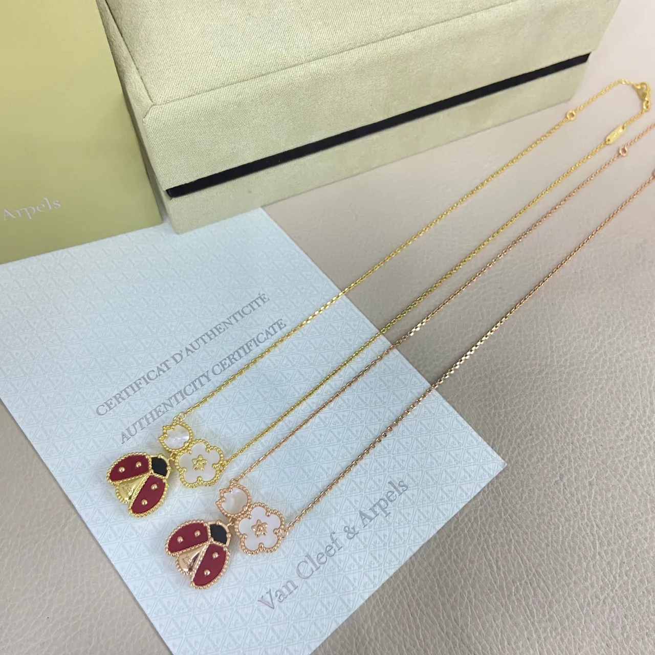 Van Cleef & Arpels Coccinelle और Alhambra लाल एनामेल और मोती माता हार 2