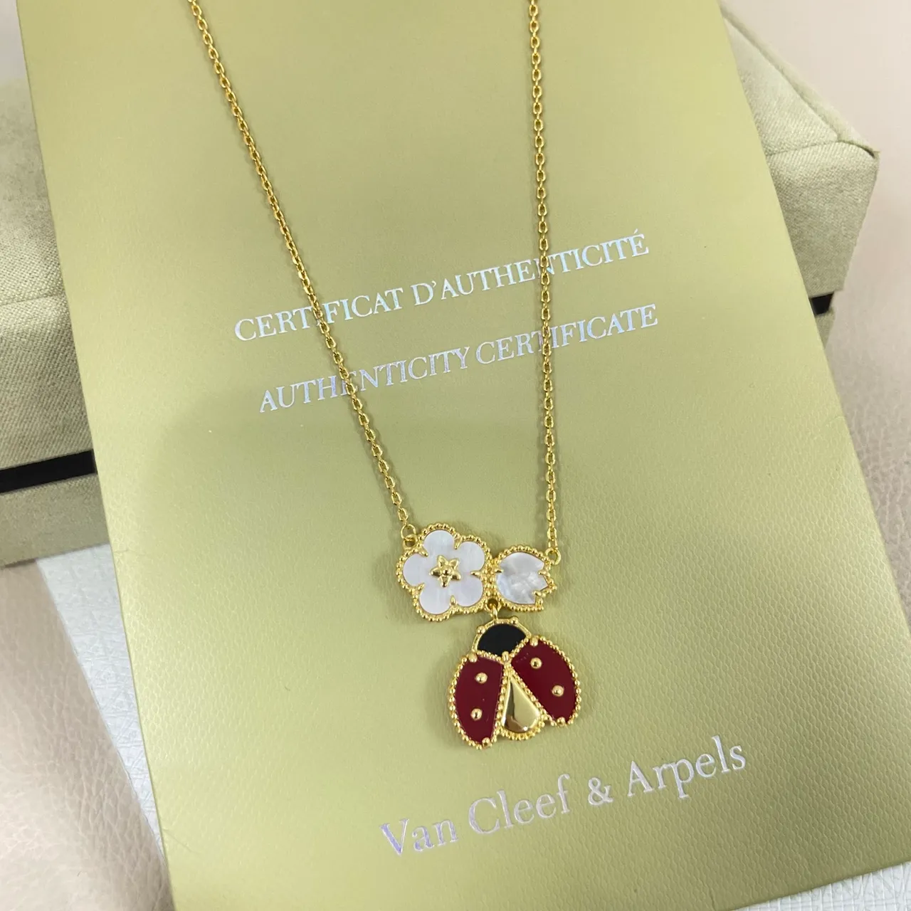Van Cleef & Arpels Coccinelle और Alhambra लाल एनामेल और मोती माता हार 3