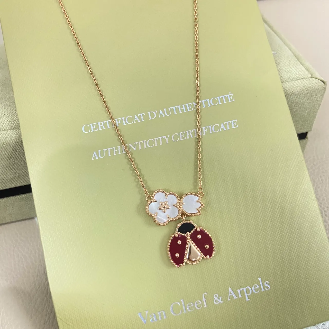 Van Cleef & Arpels Coccinelle और Alhambra लाल एनामेल और मोती माता हार 4