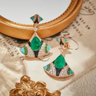 Van Cleef & Arpels أقراط شكل المروحة زمرد فيروزي أسود إيمليه ماس
