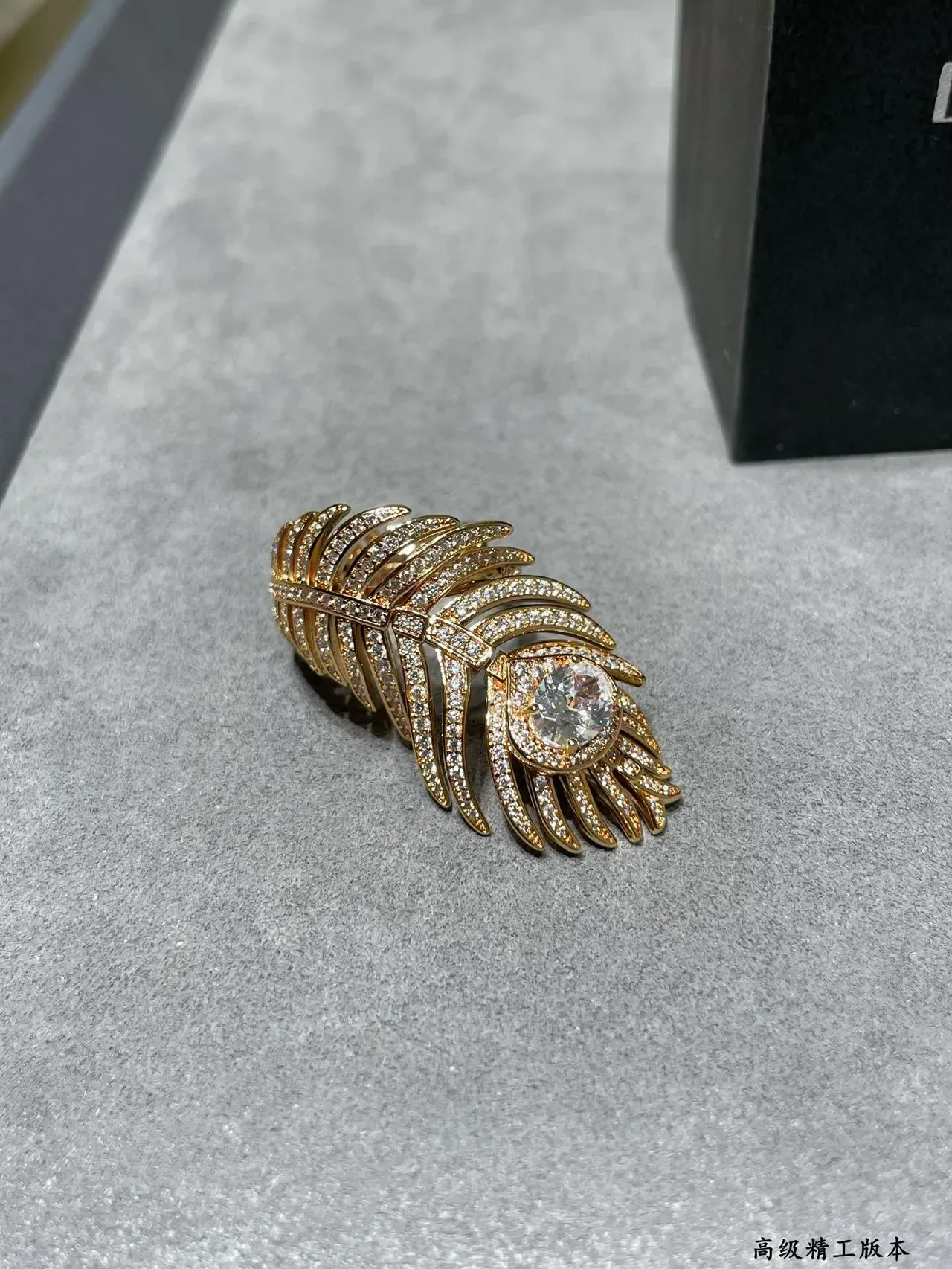 Van Cleef & Arpels Plumes Or Rose Diamants Pavé Boucles d'oreilles plume 2