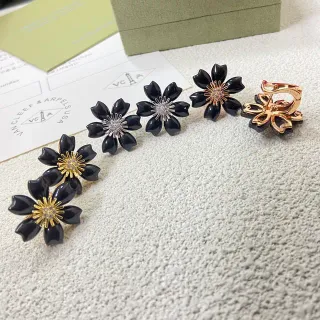 Van Cleef & Arpels أقراط زهورية أسود مينا وكريستال بيڤيه