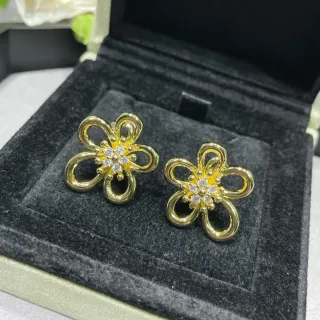 Van Cleef & Arpels أقراط بشكل زهرة مجهزة بكريستال ذهبي اللون