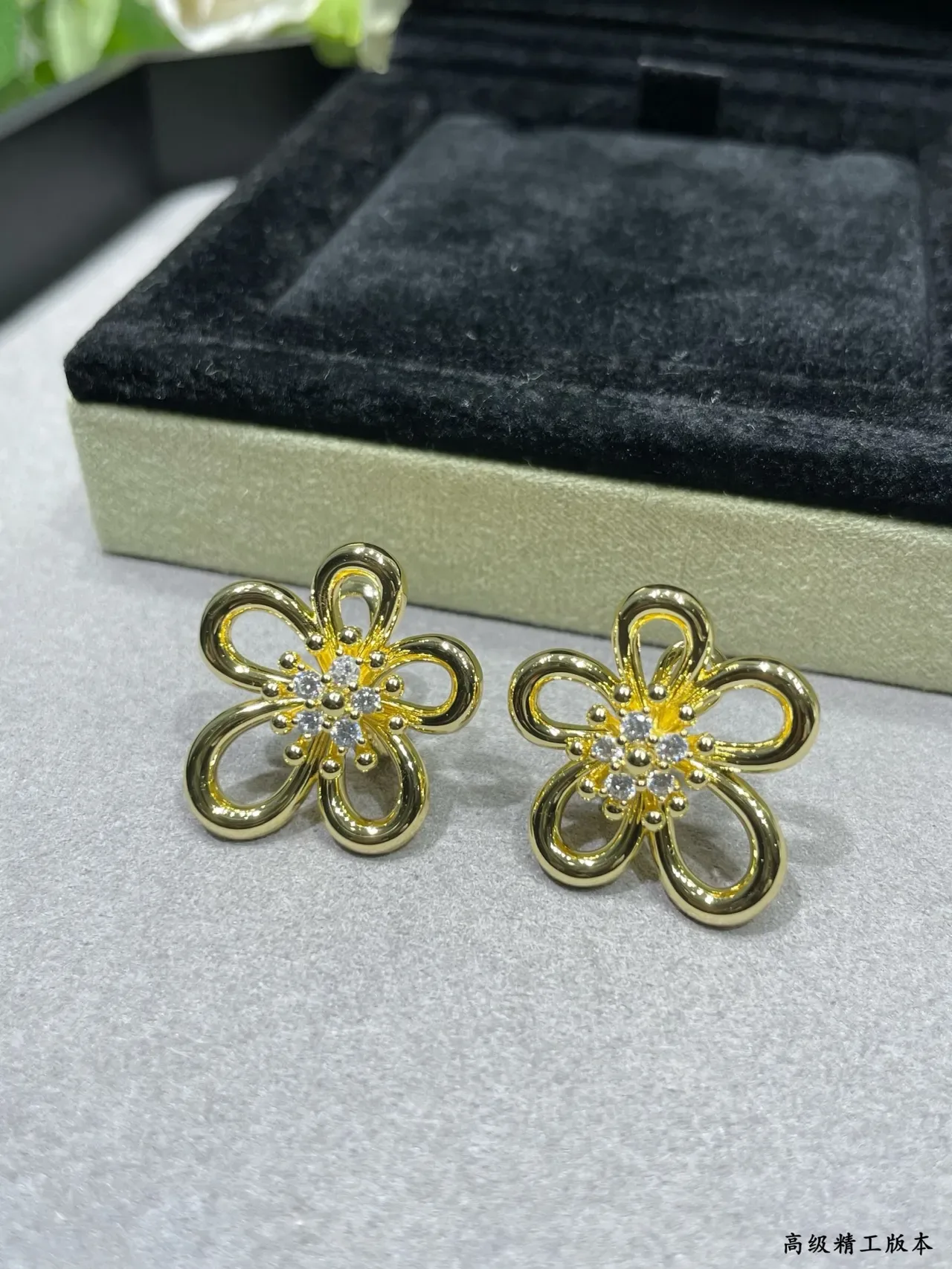 Van Cleef & Arpels Boucles d'oreilles en forme de fleur avec cristaux, ton doré 2
